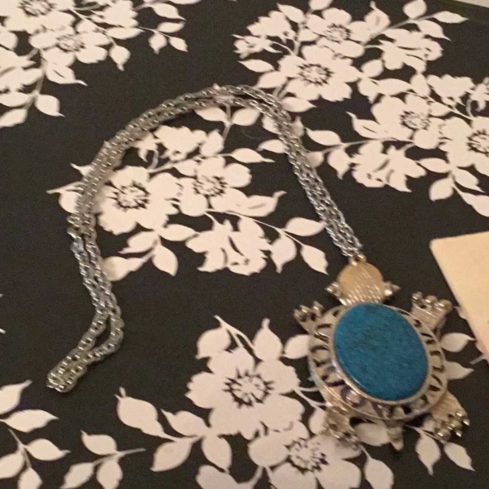 Turtle pendant with chain - Picture 2 of 3
